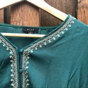 NWOT Green & Gold Detailed Crop/Button/Tie Blouse